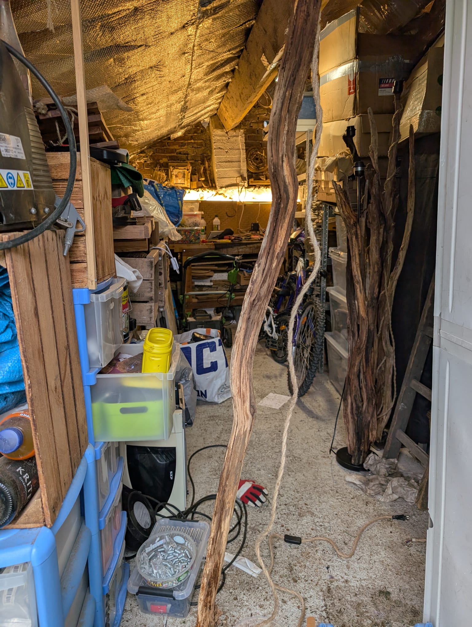 Sculptures en bois flotté et créations artisanales de Sarah La Sauvage au marché
