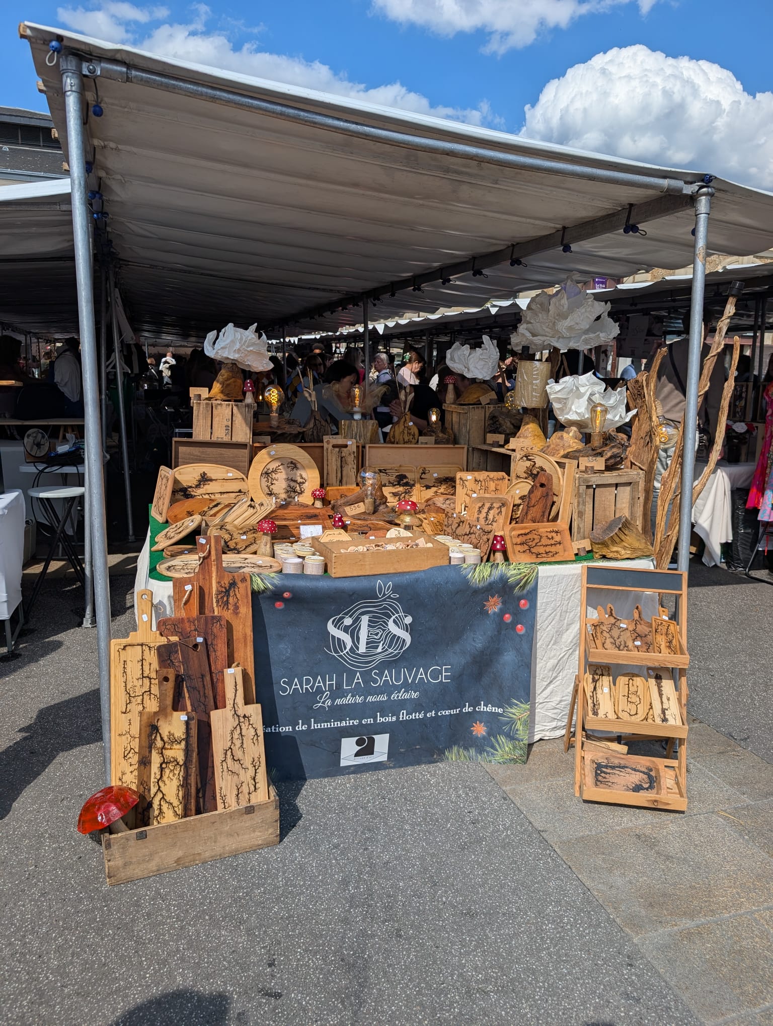 Sarah La Sauvage, créatrice artisanale de lampes en bois flotté et planches gravées – pyrographie et objets décoratifs faits main
